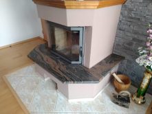 žulová parapeta krb