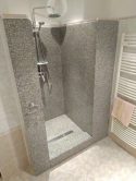 Sprchový kút obložený žulou